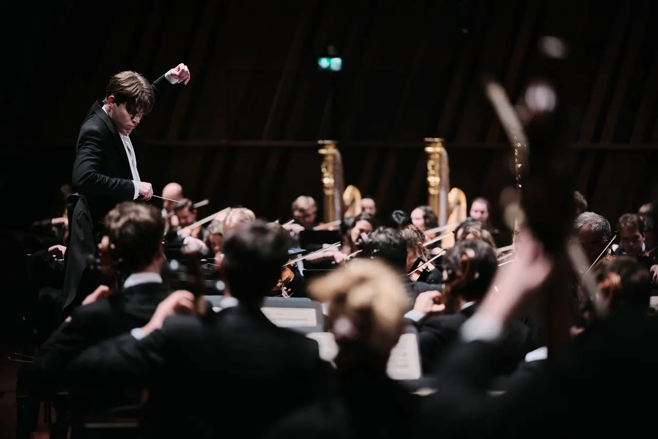 Klaus Mäkelä conducts Mahler 9: Chicago Symphony Orchestra